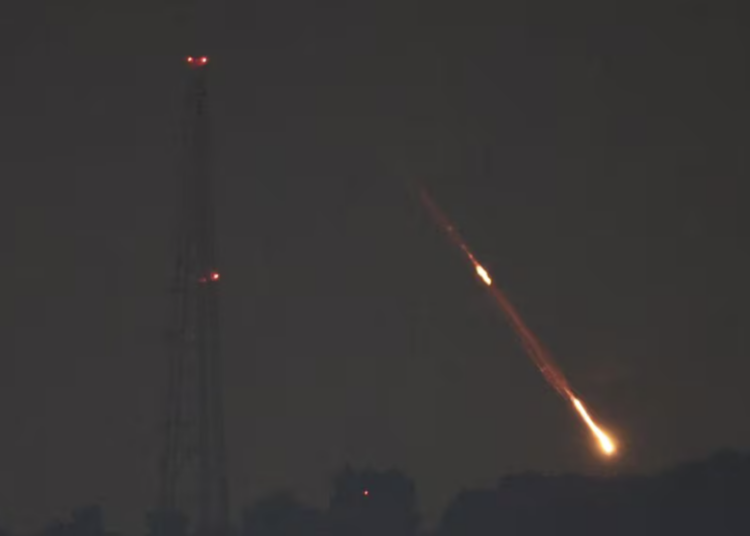 Israel capta como derriban drones de Irán en medio de ataque